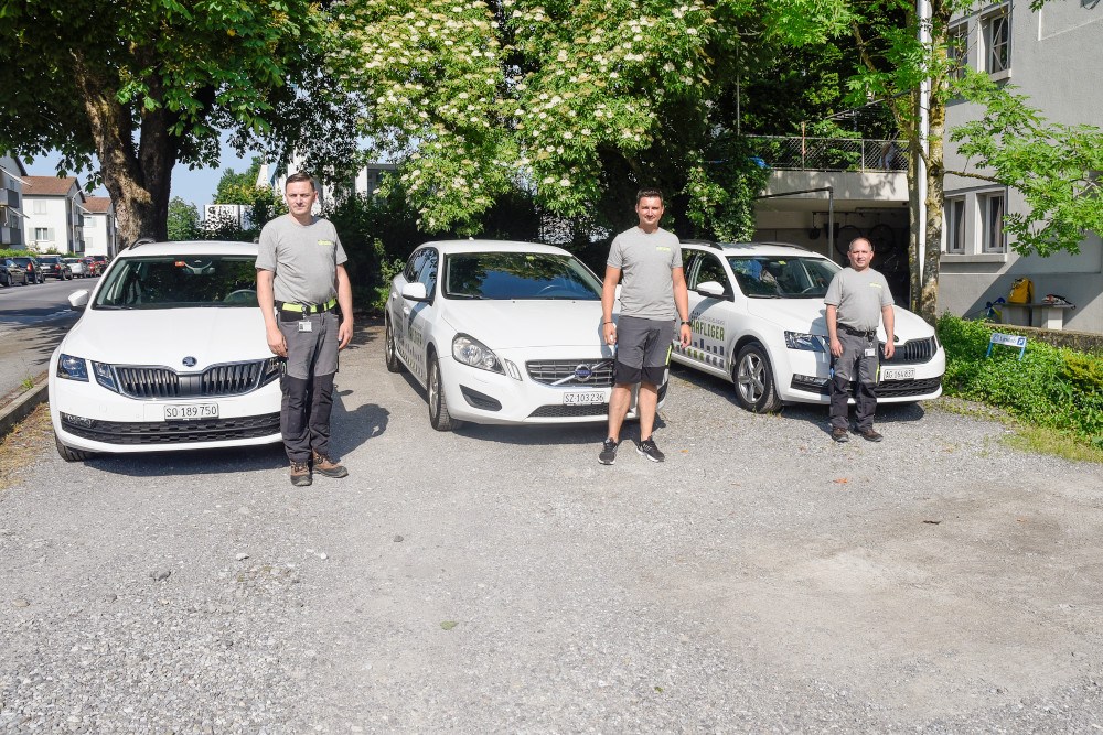 Drei Schliesstechnik Experten mit Einsatzfahrzeugen